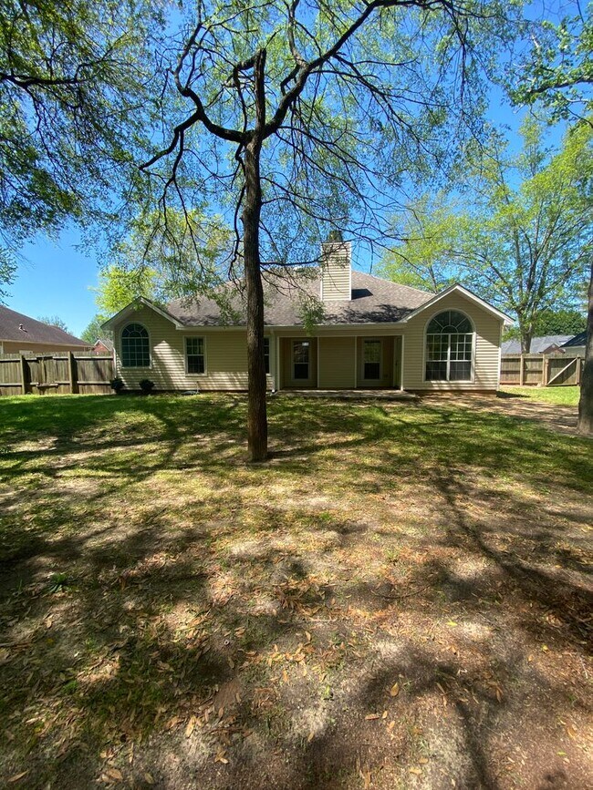 Building Photo - 1112 Panola Cir