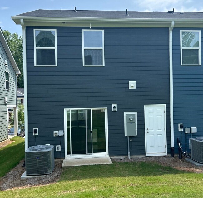 Building Photo - 3 Bedroom | 2.5 Bathroom End Unit Raleigh ...