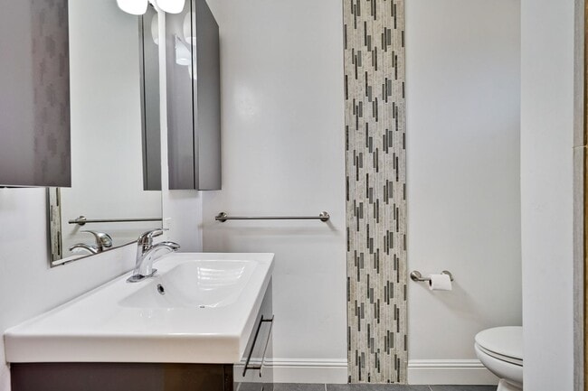 Building Photo - Updated 3 bedroom , 2 bath home in Mountai...