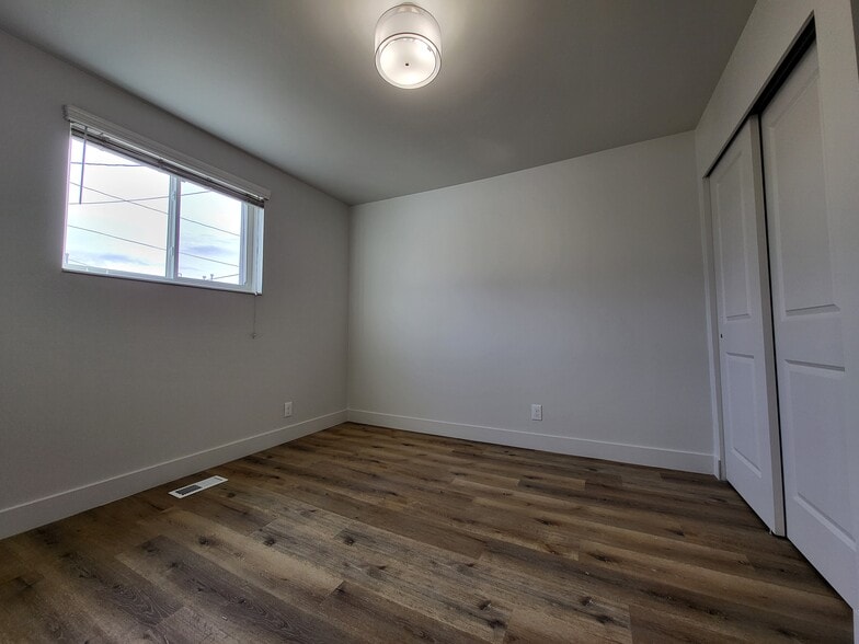 upstairs bedroom facing the backyard - 3224 S Verdant Cir