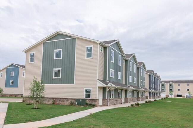 Building Photo - Beautiful Bridgestone Crossing Townhome