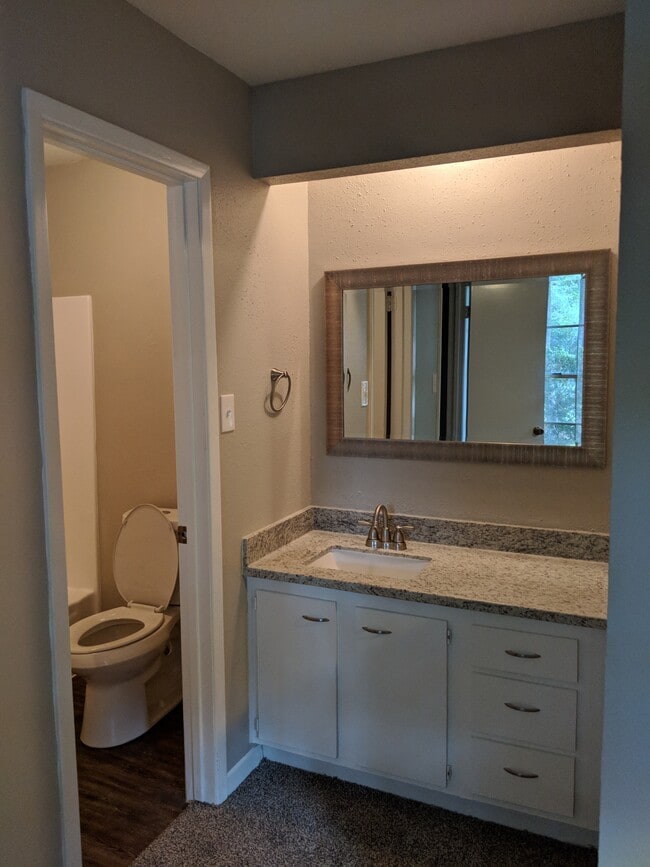 Building Photo - 26 W Broken Oak