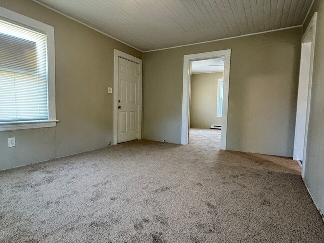 Building Photo - 2 Bedroom, 1 Bathroom House in High Point!