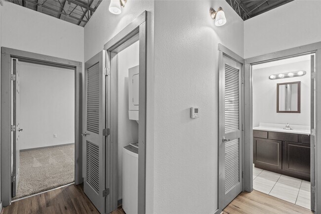 Building Photo - 612 W Texas Ave