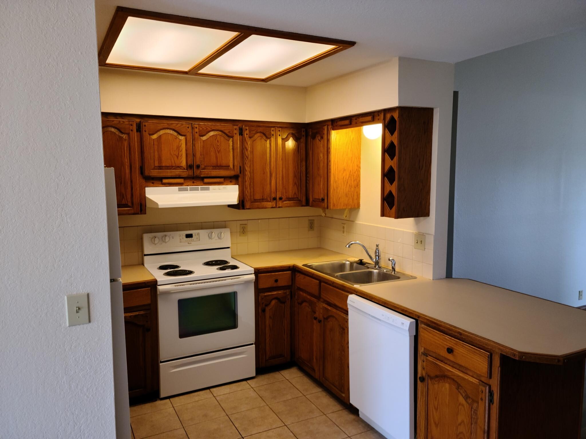 Building Photo - 653 Pine Ridge St