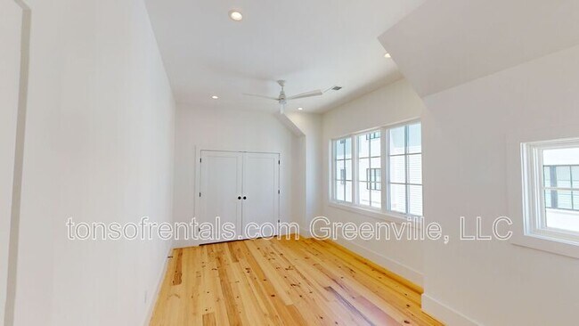 Building Photo - 33 Thruston St