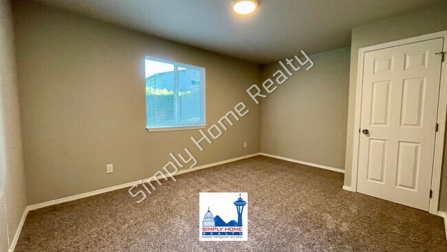 Building Photo - Cute and cozy, newly renovated 3 bedroom tucked inside a charming Tri-plex!