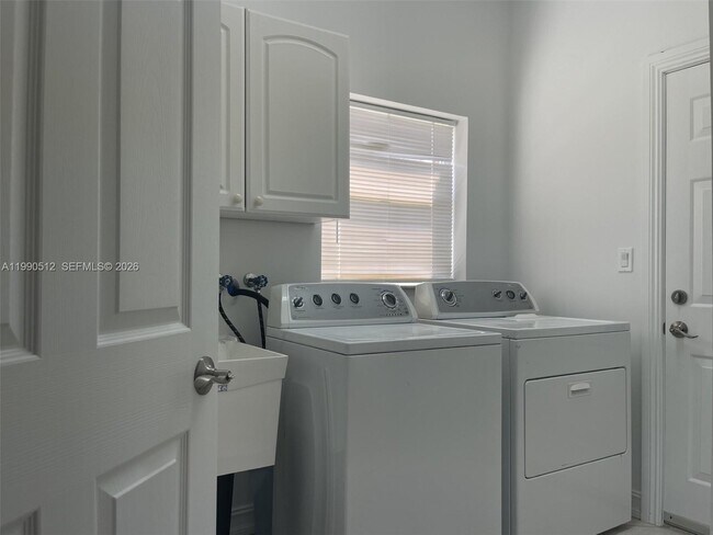 Building Photo - 11289 NW 65th Manor