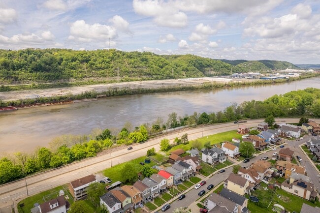 Building Photo - Stunning 2 bedroom home in Ambridge availa...