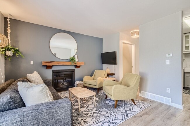 Building Photo - Corner Unit 2 BDR / 2.5 BA Townhome