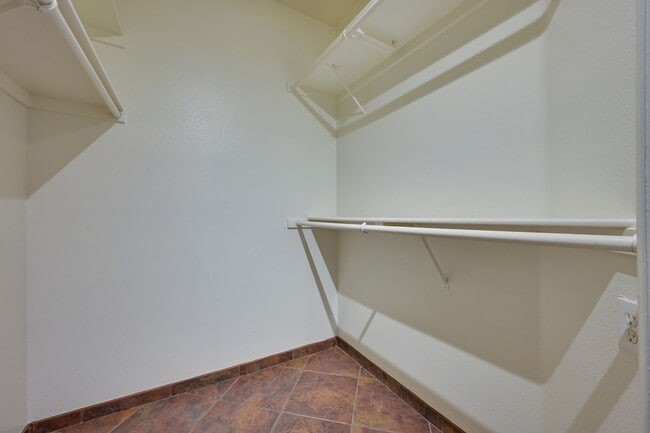 Building Photo - Guard Gated!!! Community Pool, Spa!!! Fitn...
