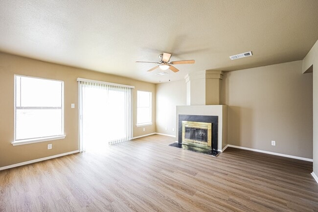 Building Photo - Recent remodeled! 4 bedroom, two living areas and loft!