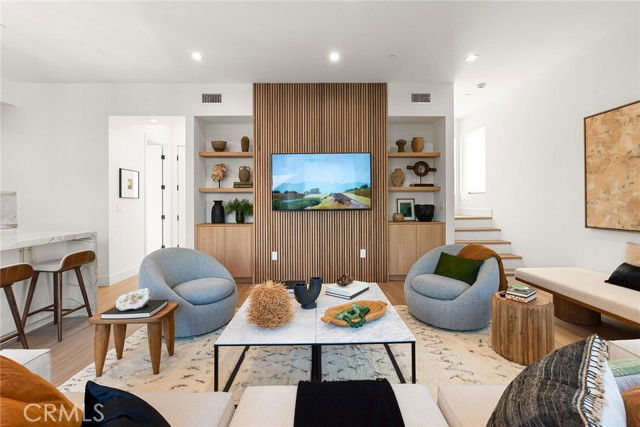 Building Photo - 11024 Oxnard St