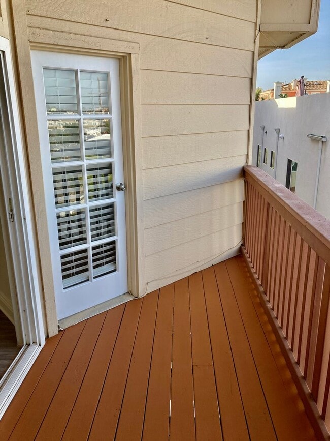 Building Photo - Upcoming!! 2 Bed/1 Bath Condo Apt.  Blocks...