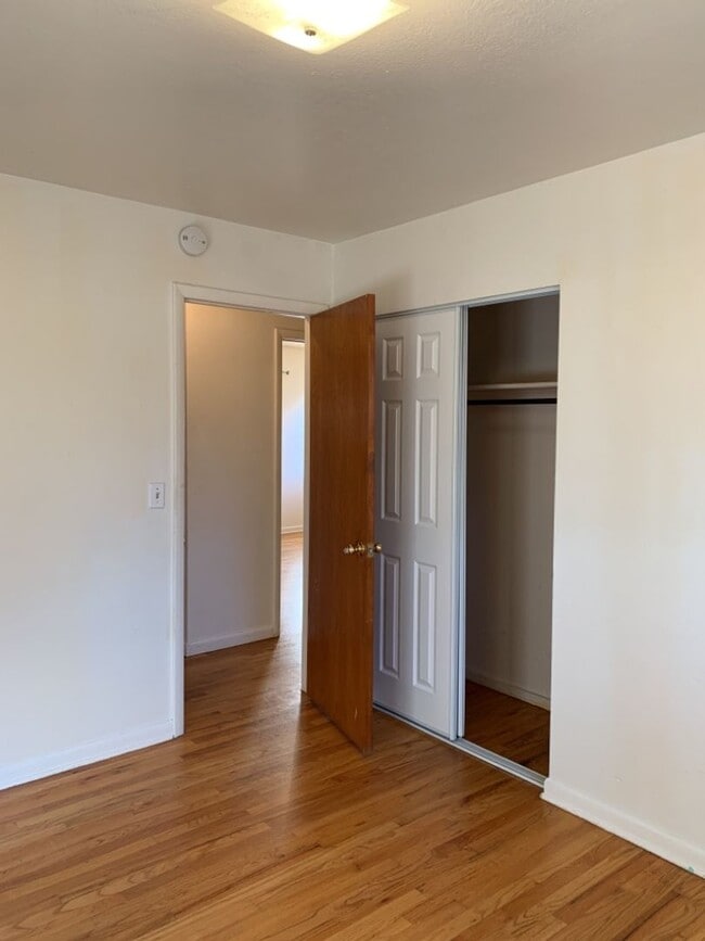 Building Photo - STUDENTS WELCOME! Spacious 5 Bed 2 Bath Ranch Home