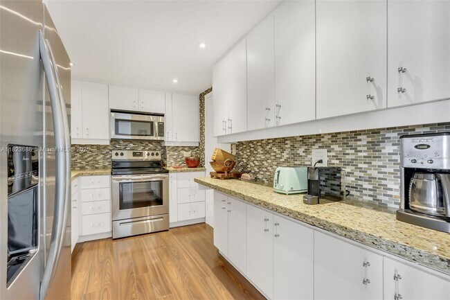 Building Photo - 5005 Collins Ave