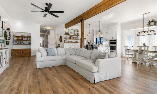 Building Photo - 2852 Charlemagne Dr