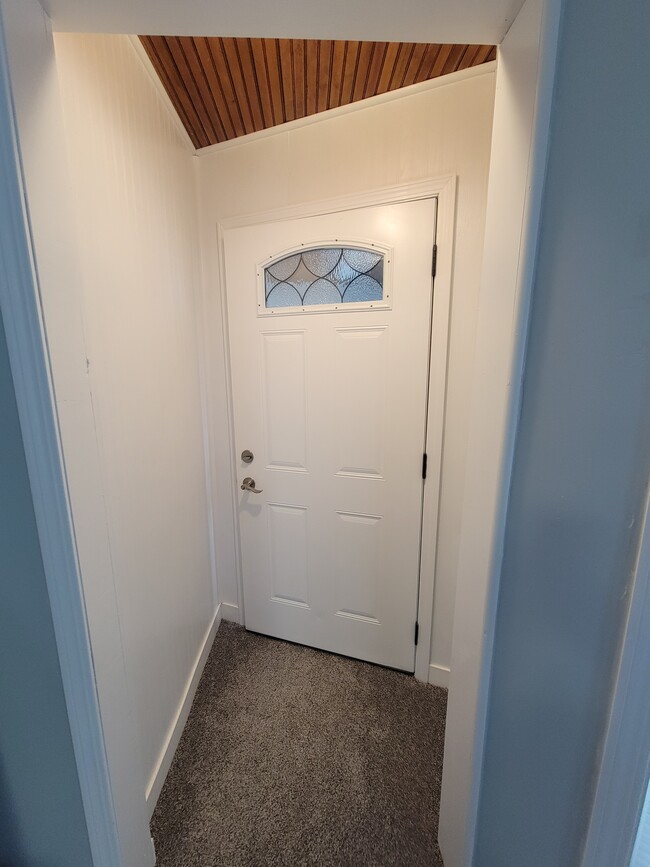 2 Bedroom entryway - 183 Maple St