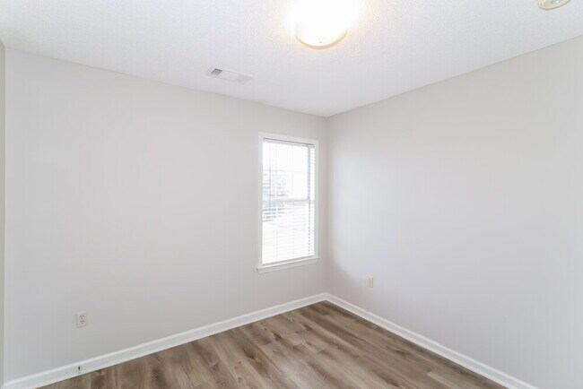 Building Photo - 784 Breeze Way