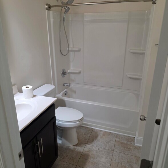 Building Photo - 466 Carriage House Ln