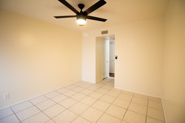 Building Photo - Gated Community 1 Bedroom — All Utilities Paid | First 4 Weeks Free