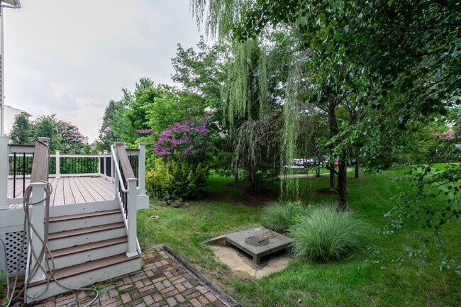 Building Photo - Spacious, Light-Filled Home in the Desirable Broadlands