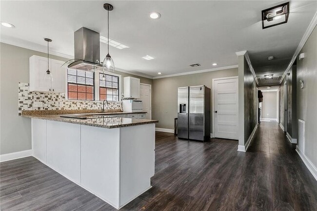 Building Photo - 1828 Alvar St