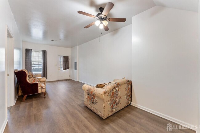 Building Photo - 128 Remsen Ave