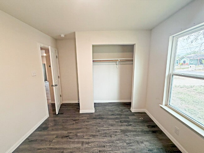 Building Photo - 2718 Bernuda, San Antonio, TX 78222