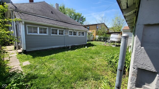 Building Photo - 1314 E 10th St