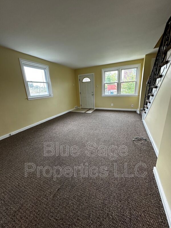 Building Photo - 1500 Llanwellyn Ave