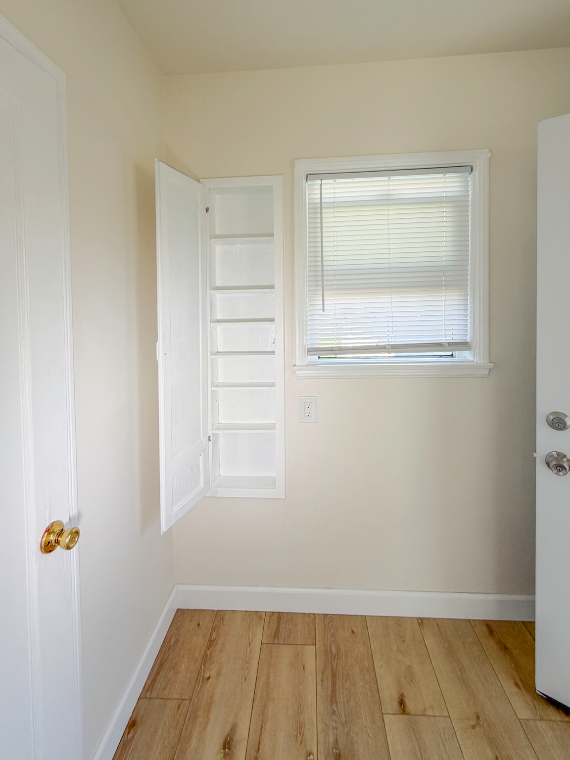 (A) Wall storage nook - 1722 E Victoria Ave