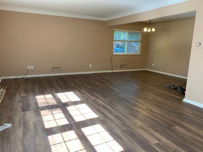 Building Photo - 2142 Collinway St