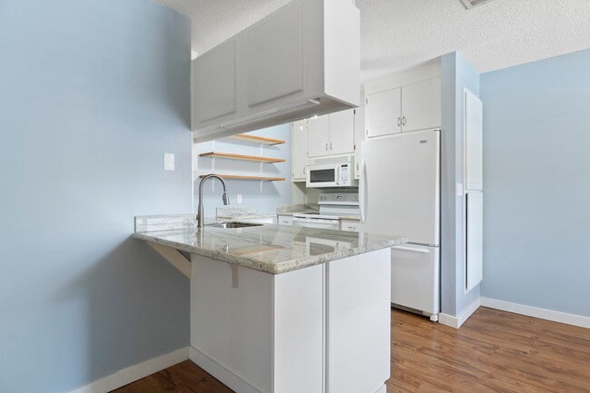 Building Photo - 1100 Shoreline Dr