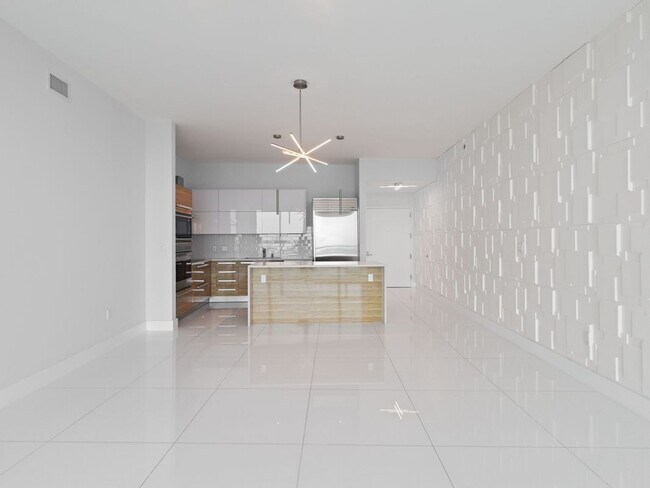 Building Photo - 2020 N Bayshore Dr