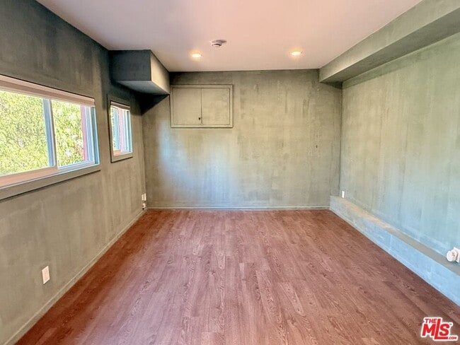 Building Photo - 1915 Apex Ave