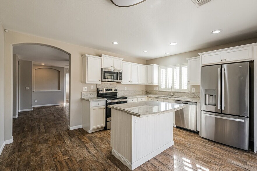 Building Photo - 10898 W Alvarado Rd