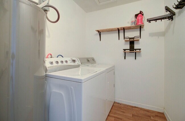 Building Photo - 5657 N 39th Ave
