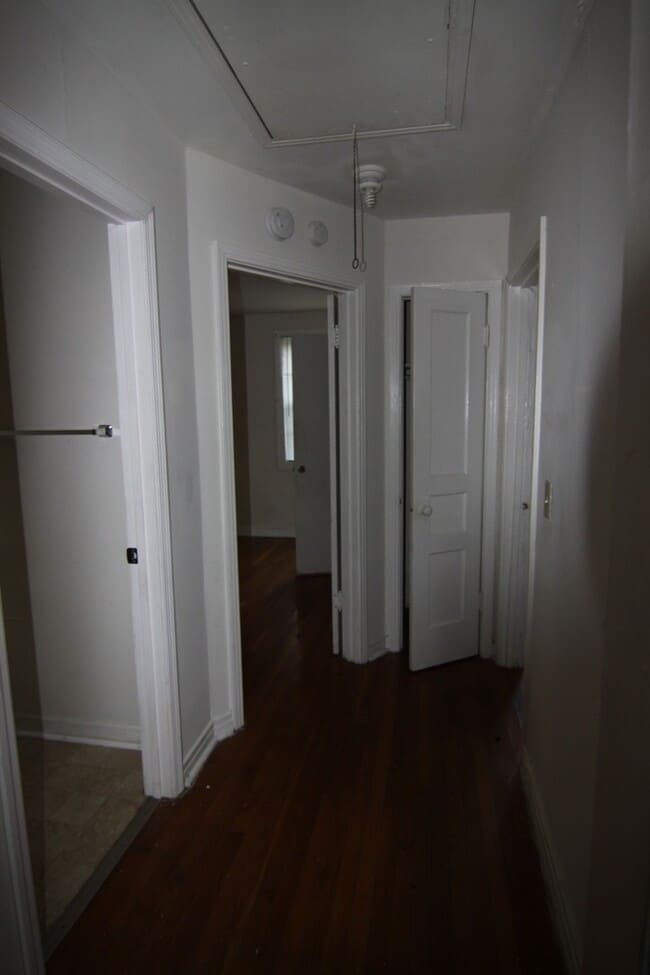 Building Photo - 2 Bedroom Home For Rent Near APSU!