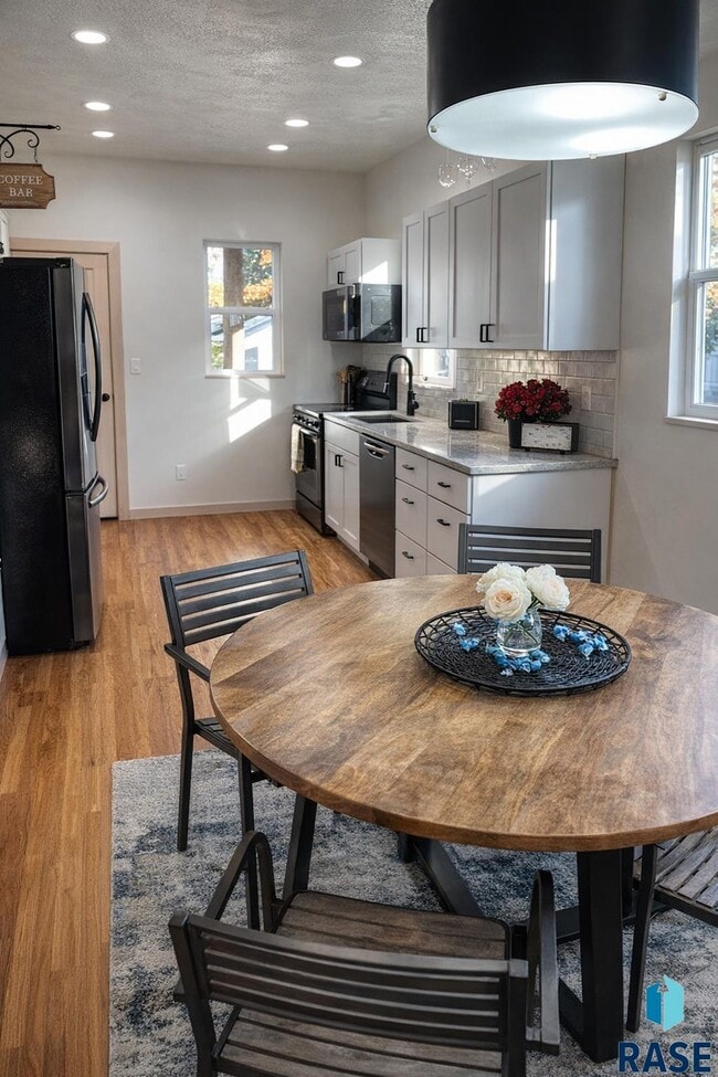 Building Photo - 920 S Summit Ave