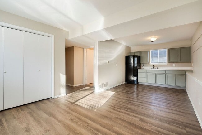 Building Photo - Updated 5 Bed 2 Bath House Near Old Town!