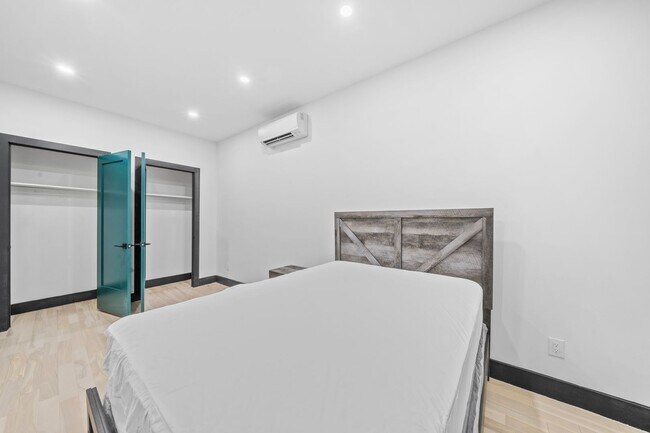 Building Photo - 2458 Lorillard Pl