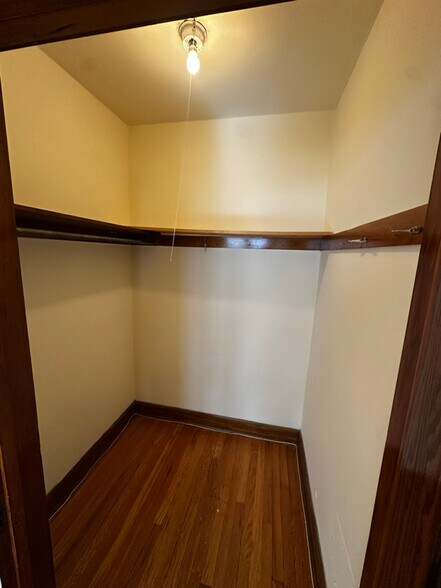 Building Photo - 4442 N Oakland Ave