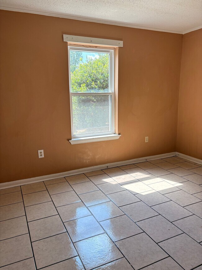Building Photo - 1510 La Annie Dr
