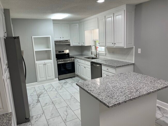 Building Photo - 3 Bedroom 2 bath