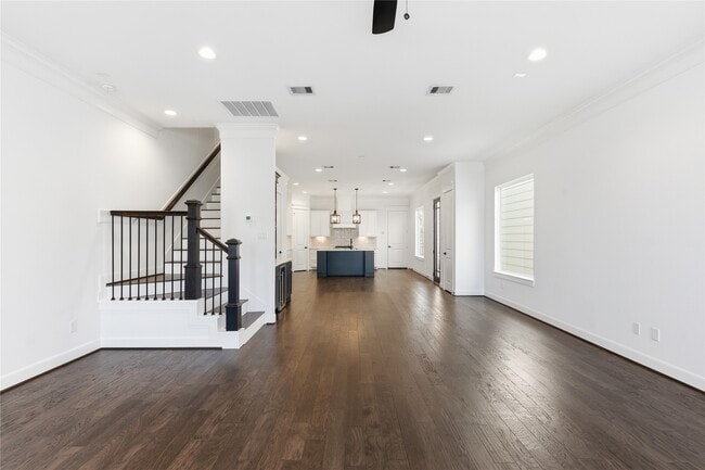 Building Photo - 819 W 19th St