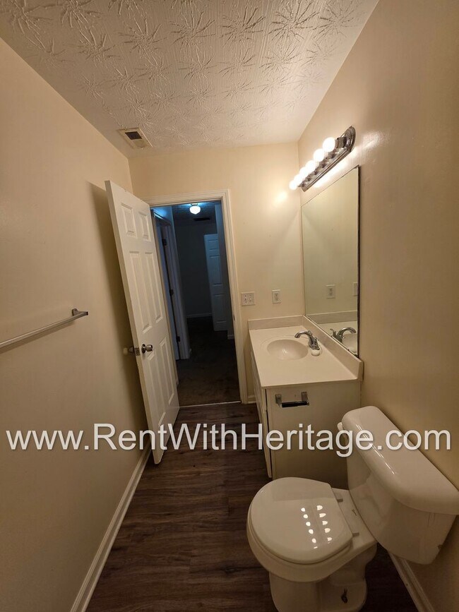 Building Photo - Awesome 3bd/ 2ba Townhome, Super Spacious,...