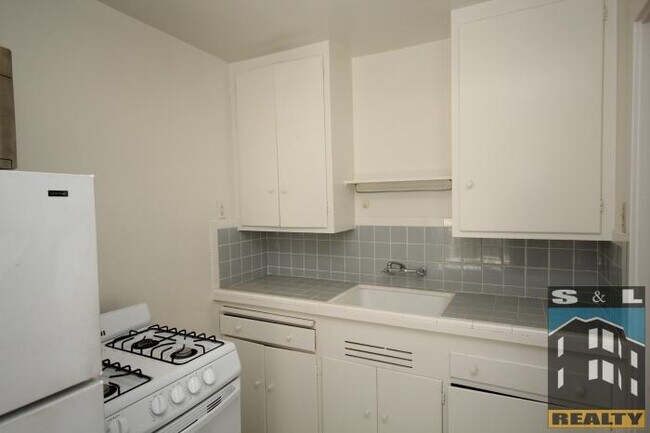 Building Photo - bedroom in San Francisco CA 94115