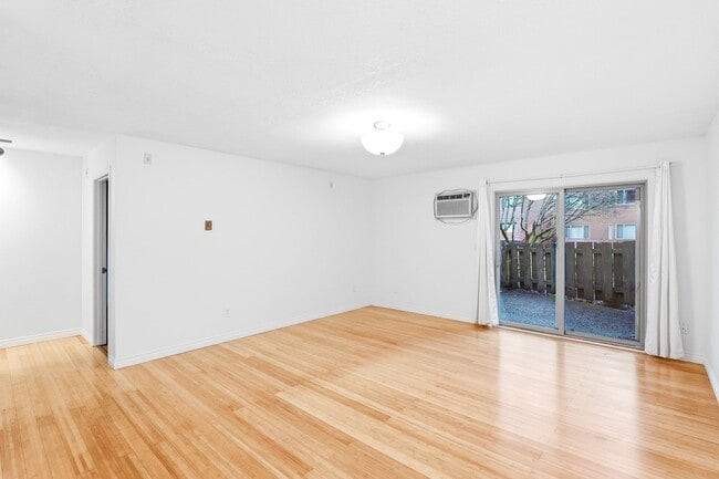 Building Photo - Desirable Lake Oswego Condo 1Bed/1Bath - Mt Park