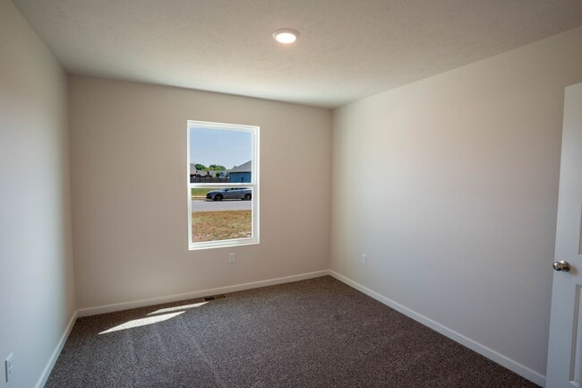 Building Photo - Beautiful newer 3 bed home with 3 car garage